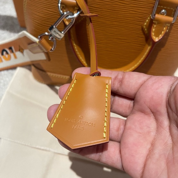 Louis Vuitton Alma Bb Epi - Picture 3 of 11